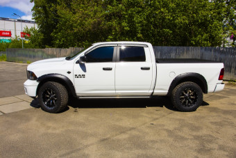 Висувні електричні пороги Dodge RAM 1500 17+ з логотипом - Фото 1