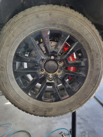 Комплект великих гальм USK Forged 6 поршнів з комплектом 2-составних г. дисків 355/32 мм, з насічками і перфорацією, Toyota Tacoma/Hilux 15+, передній - Фото 4
