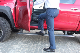 Висувні електричні пороги Toyota Hilux double cab 15+ з логотипом - Фото 1