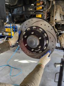 Комплект великих гальм USK Forged 6 поршнів з комплектом 2-составних г. дисків 355/32 мм, з насічками і перфорацією, Toyota Tacoma/Hilux 15+, передній - Фото 3