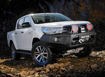 Передній захист Smart для TOY HILUX 2015+ (LED поворот. та габарити) SA173BL171 - Фото 1